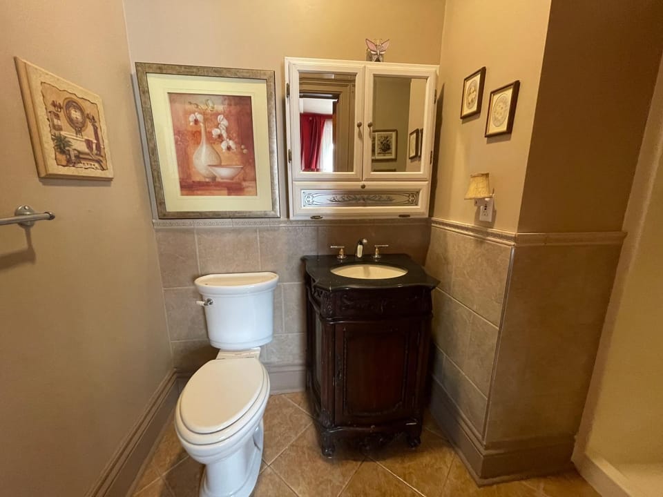 THE RED HOUSE House in Niagara Falls