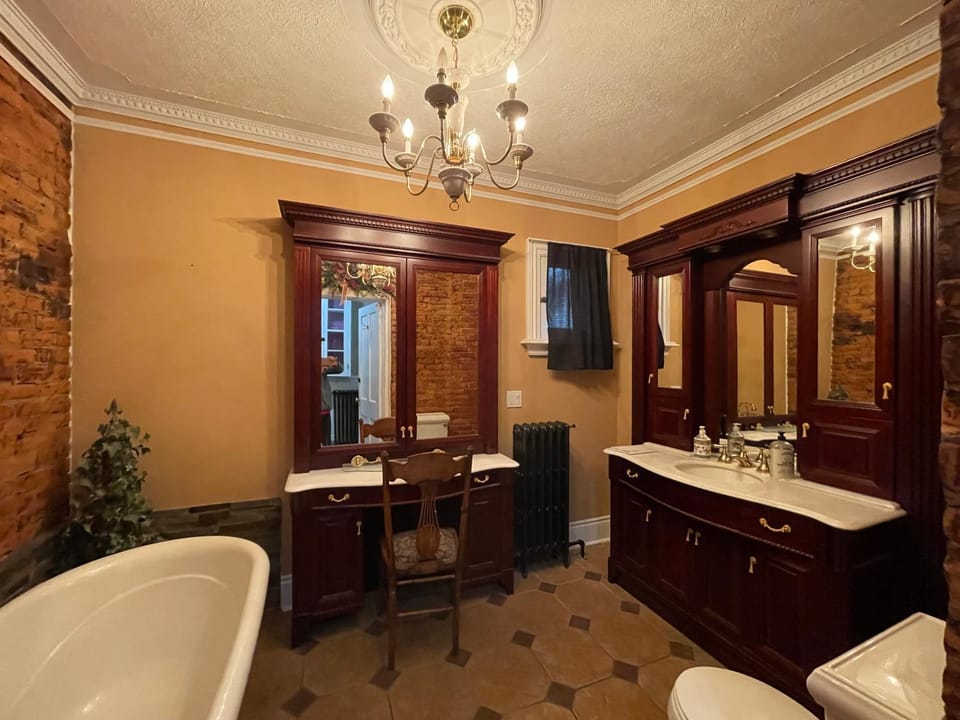 THE RED HOUSE House in Niagara Falls