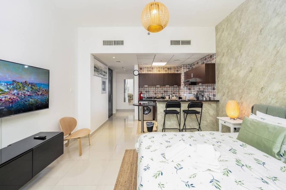 Luxury Studio - Golf Views - Sports City Dubai Apartment in Dubai