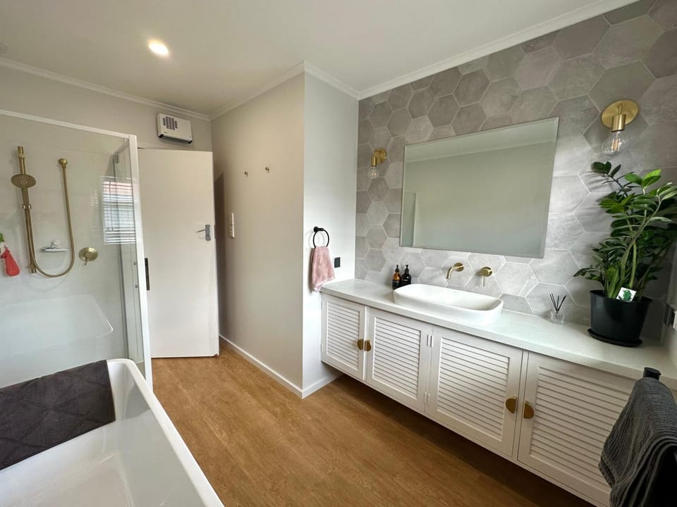 Bathroom, Bath, towels