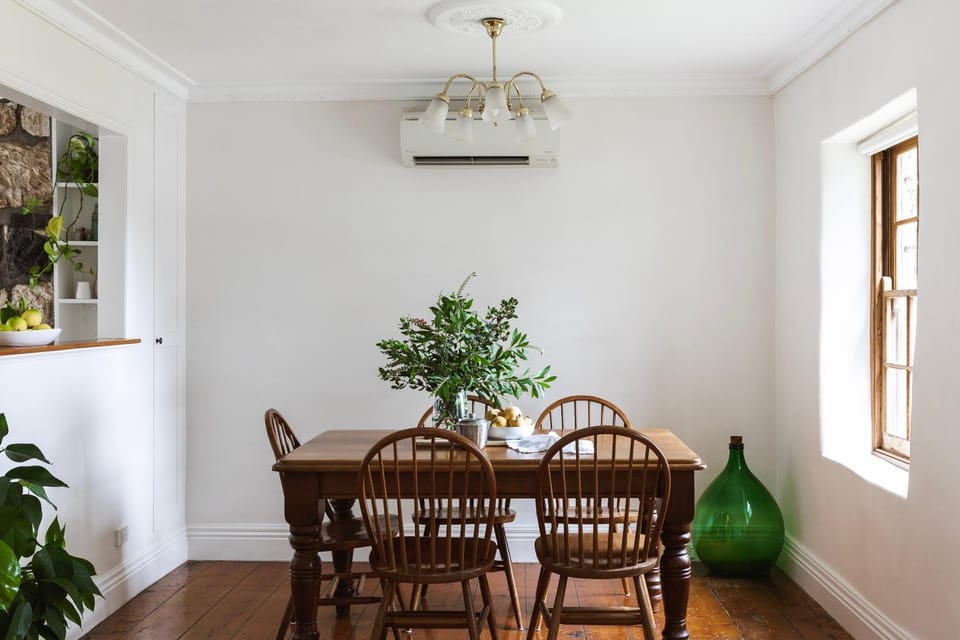 Seating area, Dining area, air conditioner, air conditioner