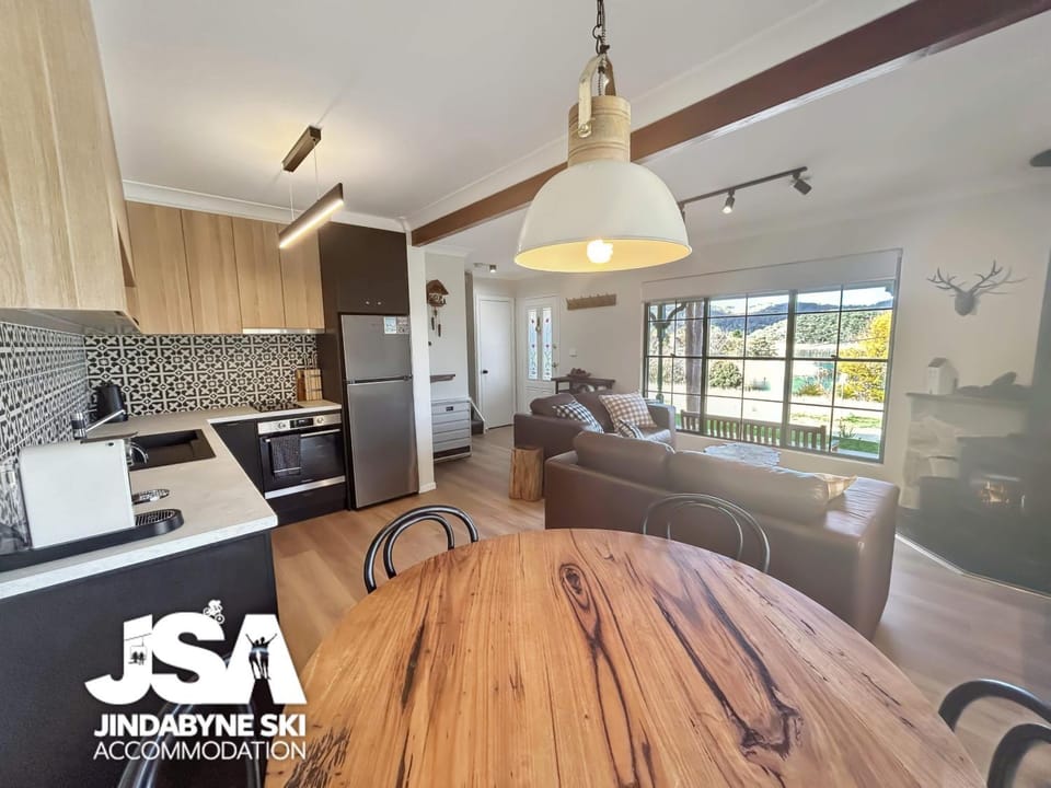 Kitchen or kitchenette, Seating area, Dining area, kitchen