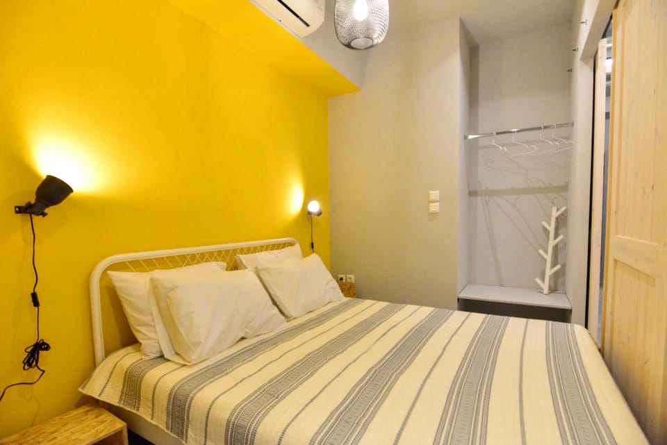 Photo of the whole room, Bedroom, wardrobe, air conditioner