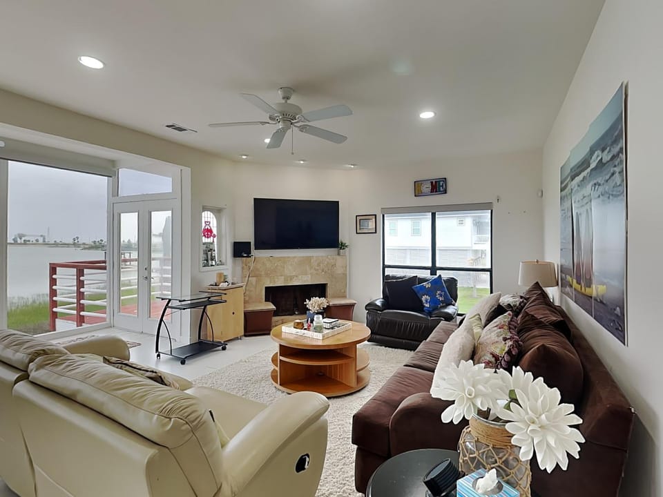 TV and multimedia, Balcony/Terrace, Living room, Seating area, fireplace