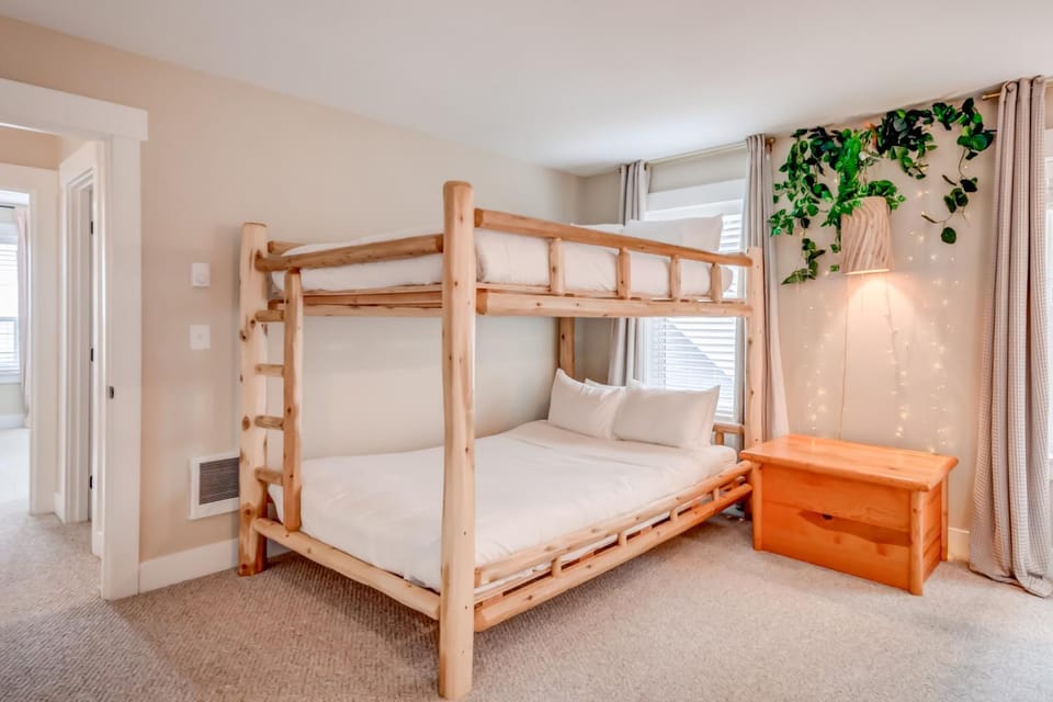 Bedroom, bunk bed
