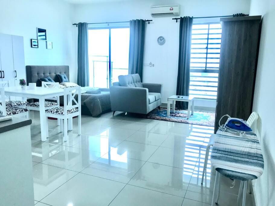Cozy Cybersquare High Floor City View King Bed Free Parkin Netflix With Wi-Fi 173 Apartment in Putrajaya