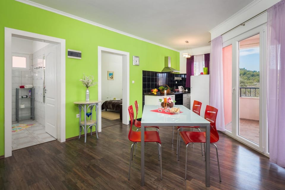 Bathroom, View (from property/room), Kitchen or kitchenette, Decorative detail, Seating area, Dining area, Bedroom, Food, minibar, oven, stove