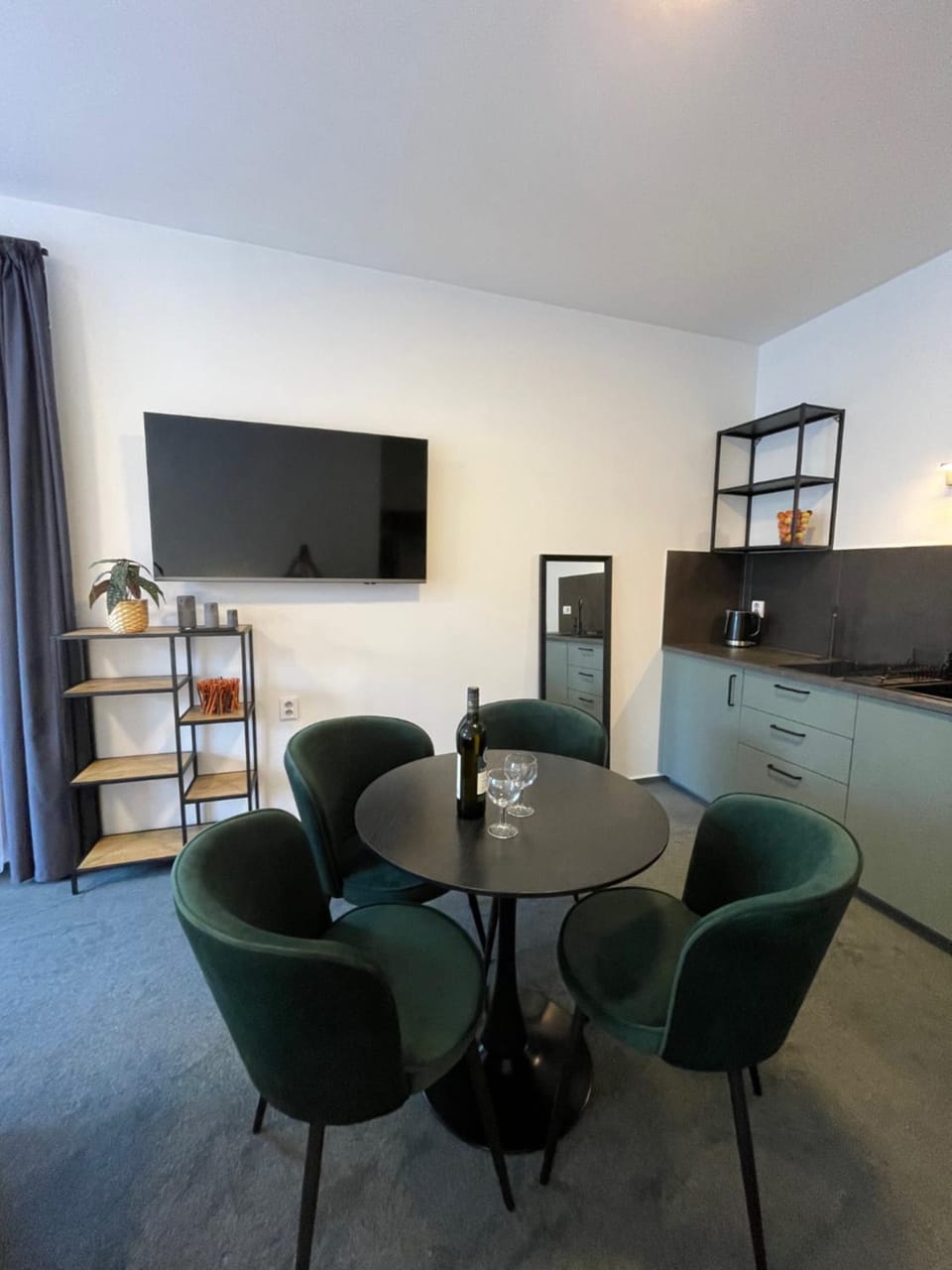 TV and multimedia, Kitchen or kitchenette, Seating area