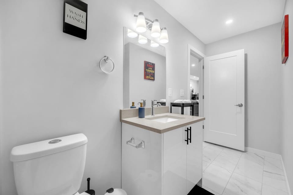 Toilet, Bathroom, towels