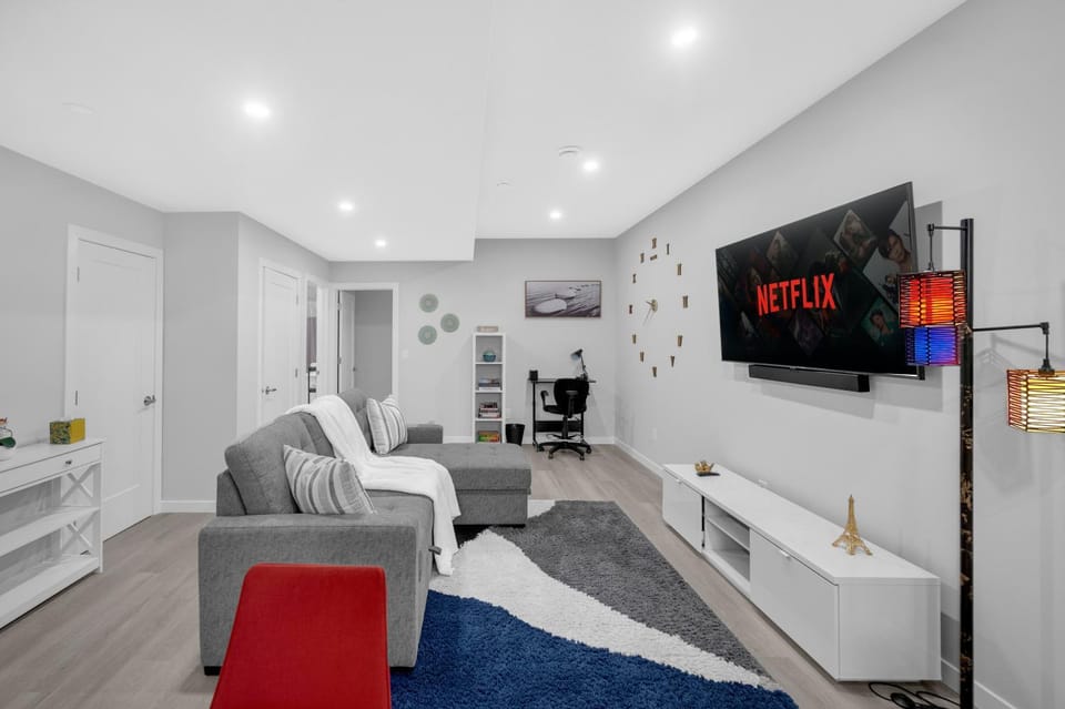 Communal lounge/ TV room, TV and multimedia, Living room, Seating area, Evening entertainment, Bedroom