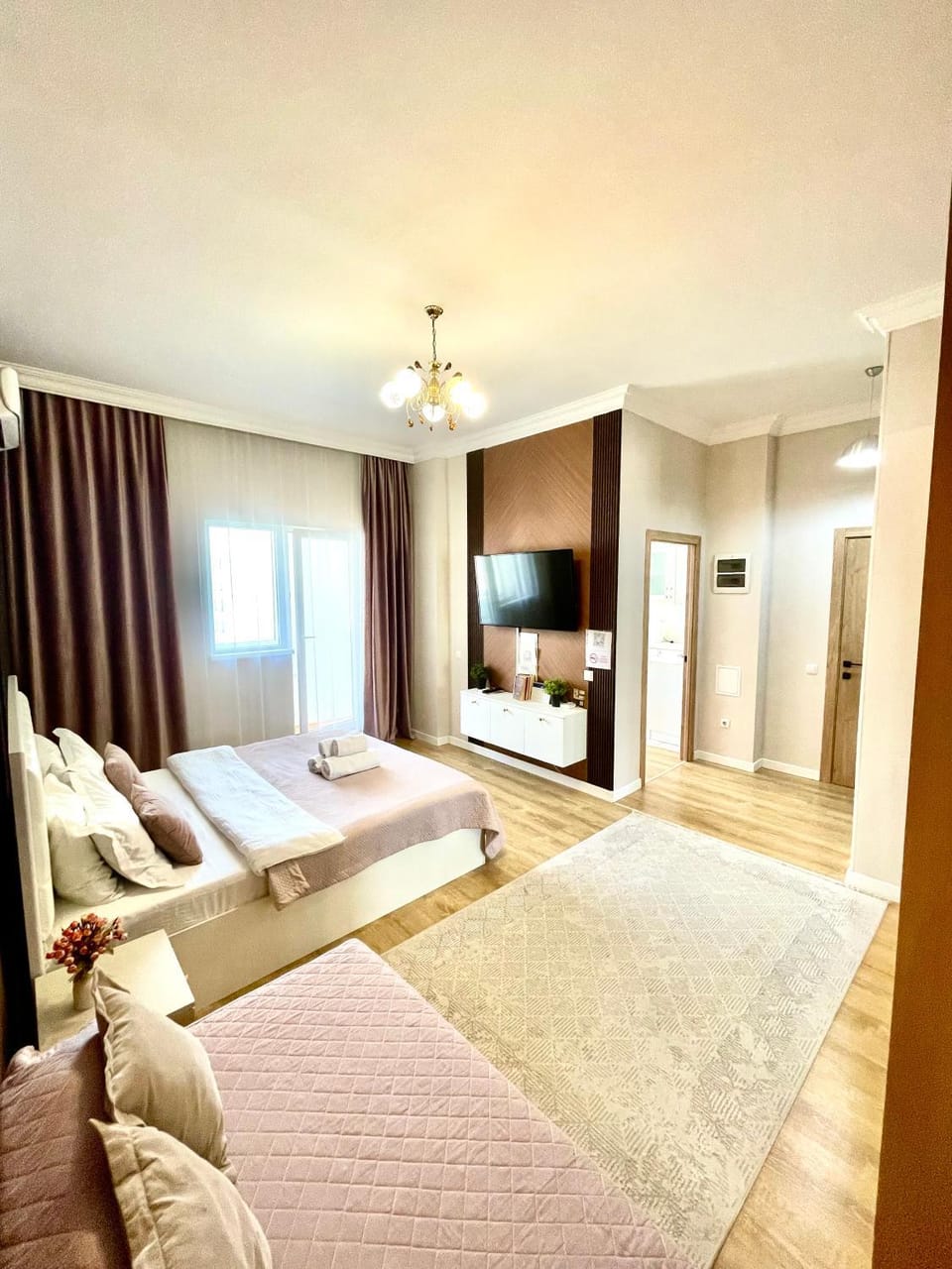 Communal lounge/ TV room, Bed, TV and multimedia, Living room, Photo of the whole room, Seating area, Evening entertainment, Bedroom, wardrobe