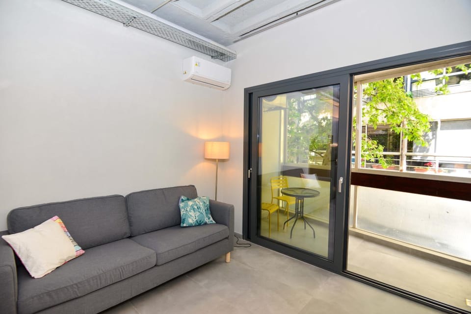 Living room, Seating area, air conditioner