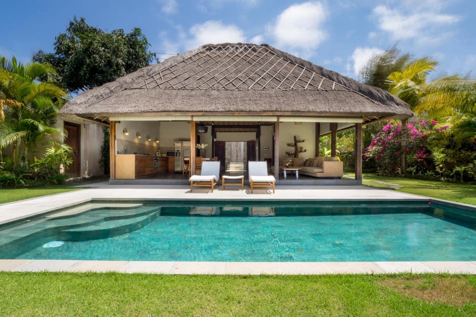 Property building, Spring, Day, Garden, Pool view, Swimming pool, Swimming pool, sunbed