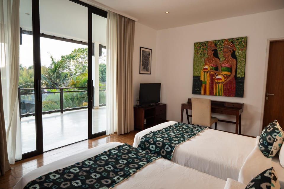 Bed, TV and multimedia, Bedroom
