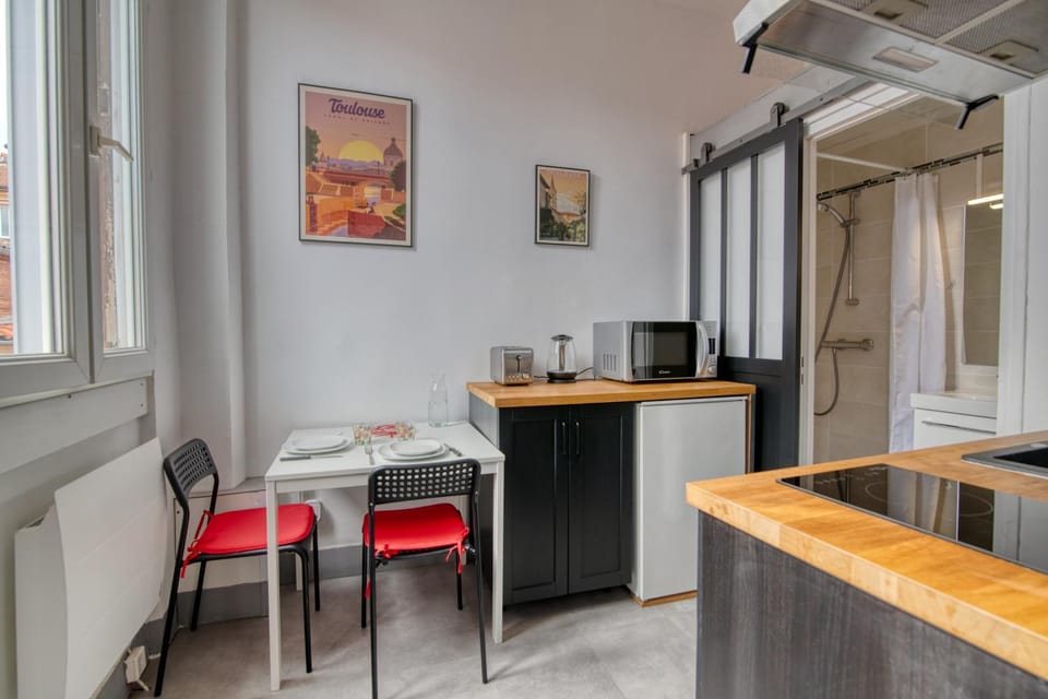 Coffee/tea facilities, Dining area, microwave, toaster, kitchen
