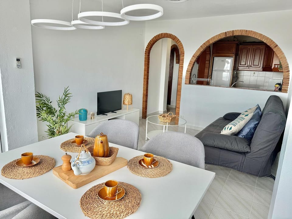 Bed, TV and multimedia, Living room, Photo of the whole room, Seating area, Dining area