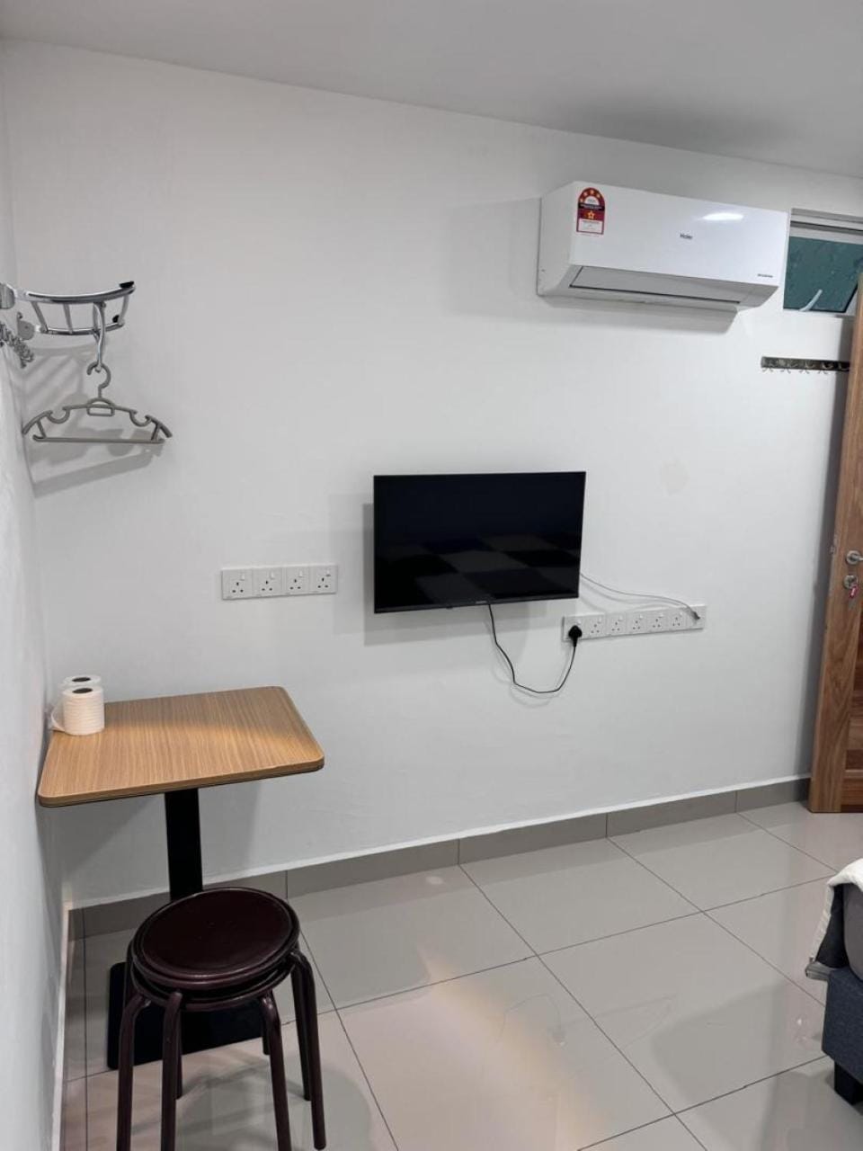 TV and multimedia, Seating area, air conditioner