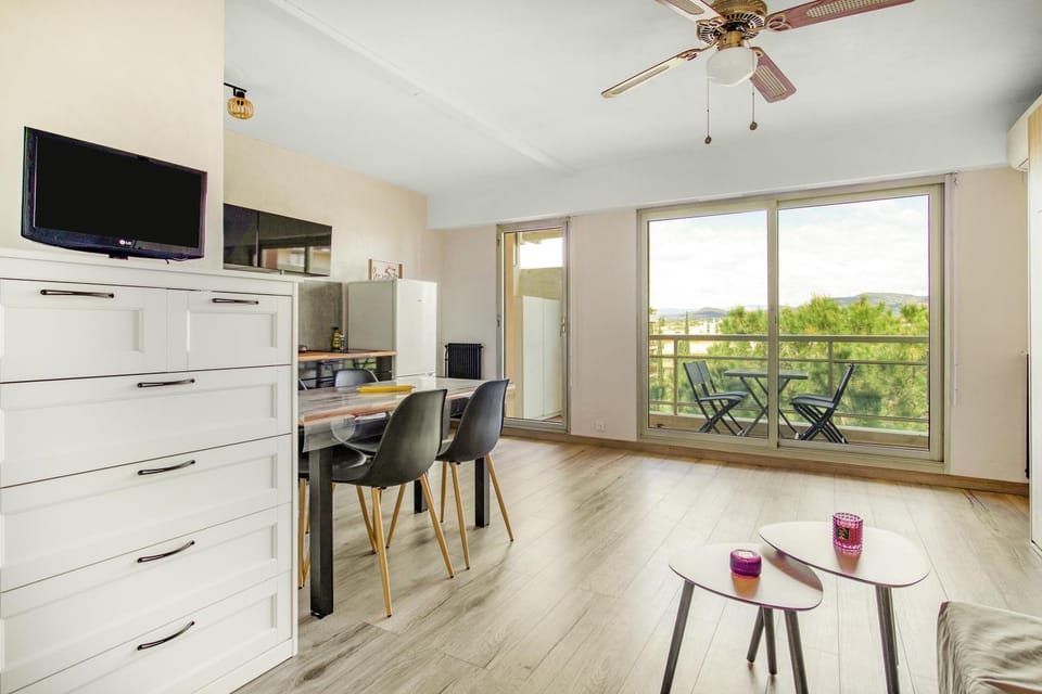 Communal lounge/ TV room, Dining area