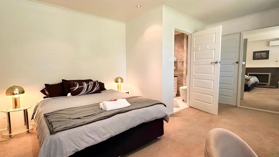 Mulgrave Harmony Guest House Bed and Breakfast in Wheelers Hill