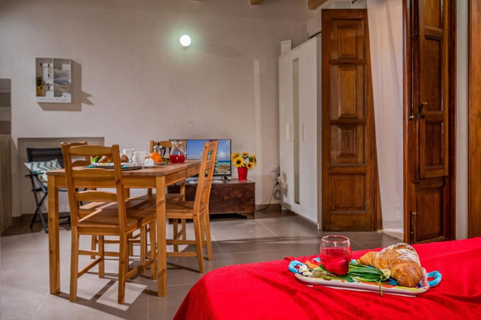 Photo of the whole room, Seating area, Dining area