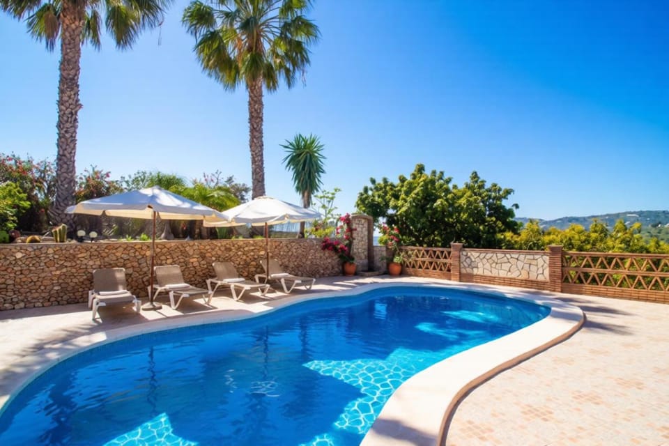 Swimming pool, sunbed