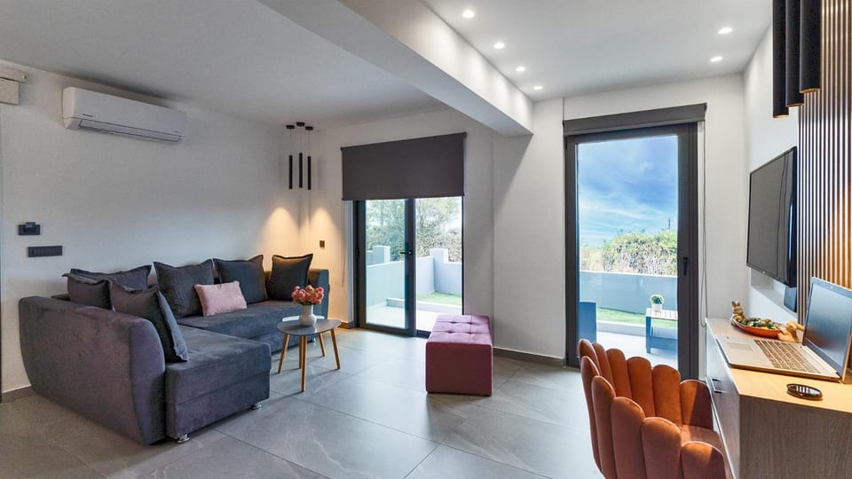 TV and multimedia, Living room, Seating area, Evening entertainment, air conditioner
