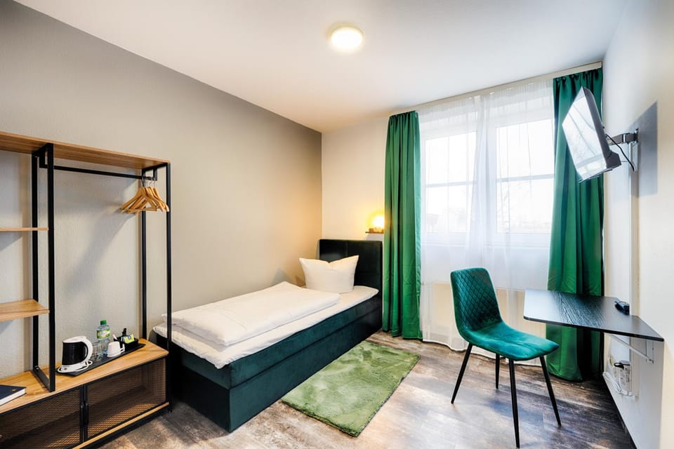 Bed, TV and multimedia, Coffee/tea facilities, Photo of the whole room, Seating area