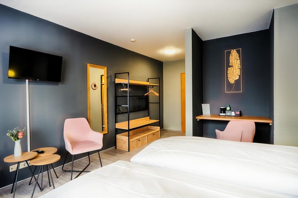 Bed, TV and multimedia, Coffee/tea facilities, Photo of the whole room, Seating area, Bedroom, wardrobe