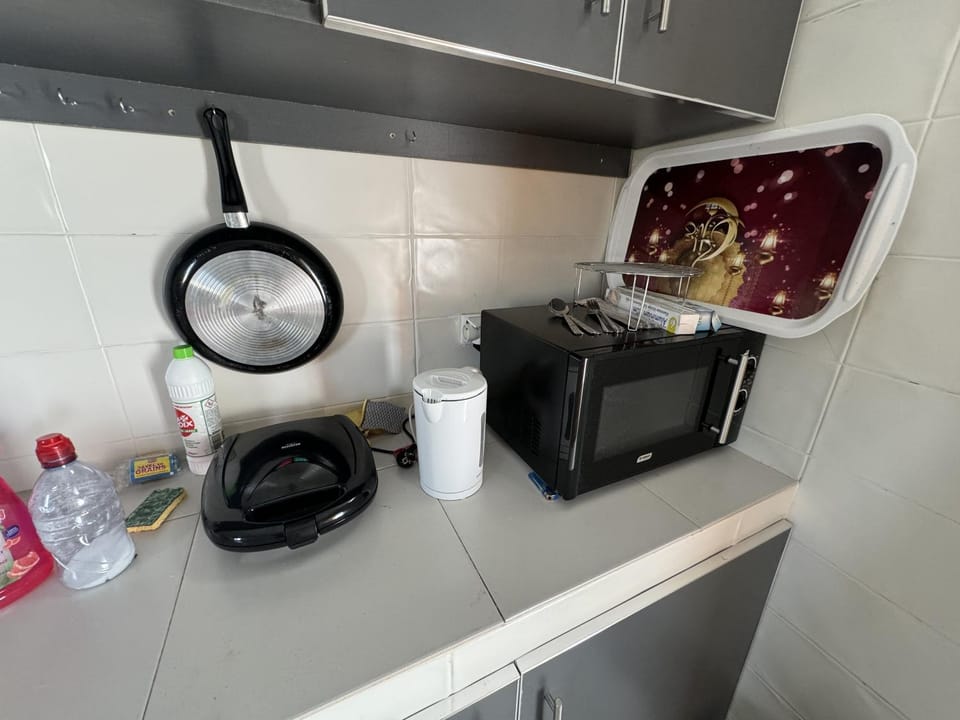 Kitchen or kitchenette, minibar, stove, toaster