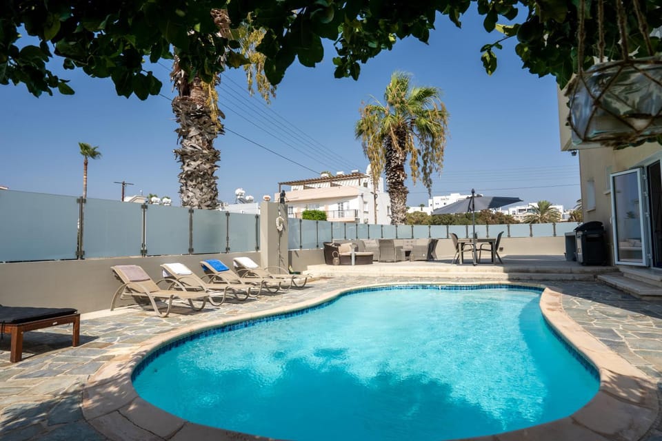 Patio, Swimming pool, sunbed