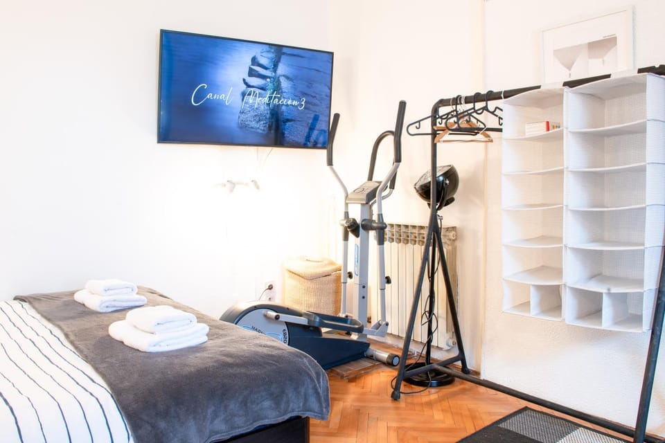 Bed, TV and multimedia, Photo of the whole room, Bedroom, towels, wardrobe