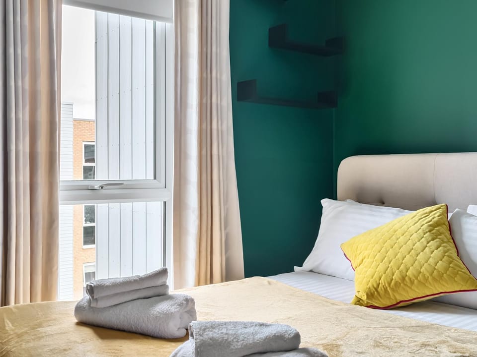 Bed, Bedroom, towels
