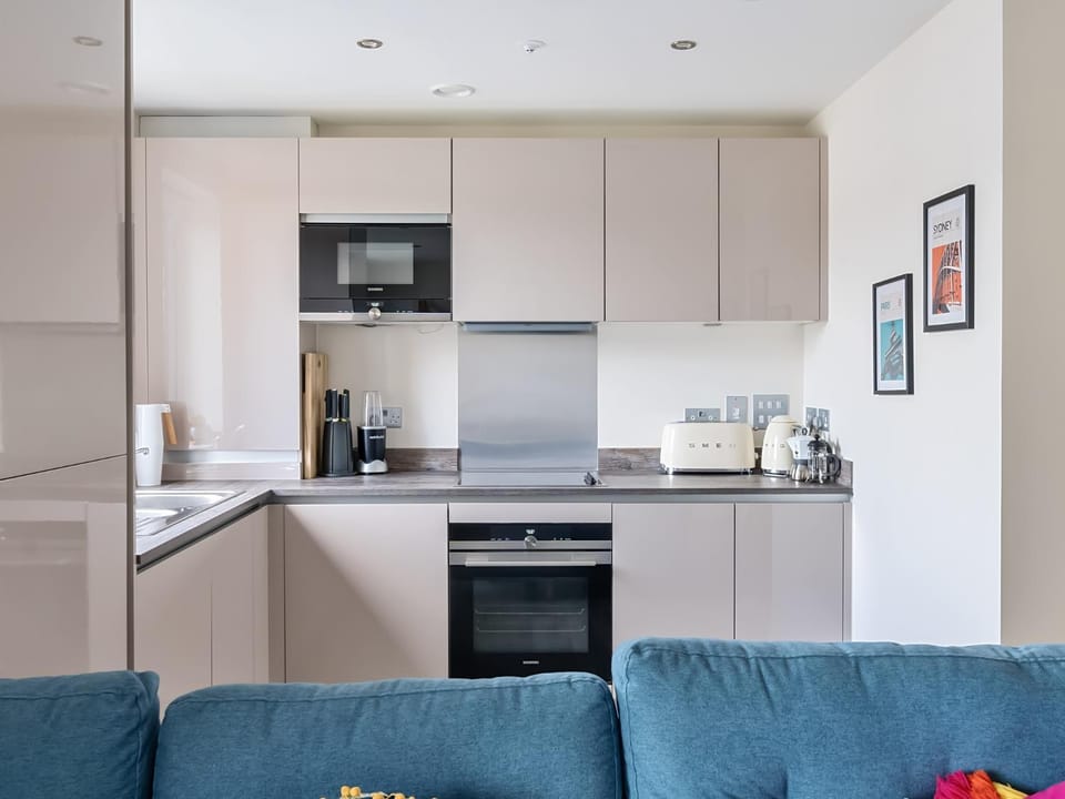 Coffee/tea facilities, Kitchen or kitchenette, Living room, Seating area, Dining area, microwave, oven, pet friendly, stove, toaster