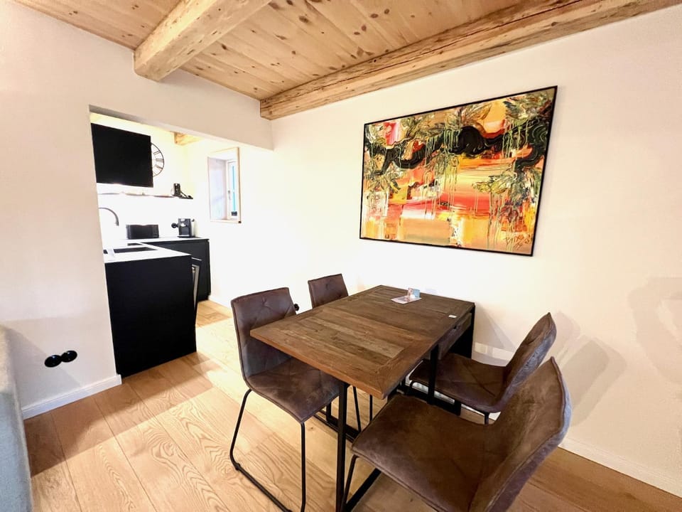 Kitchen or kitchenette, Seating area, Dining area, pet friendly