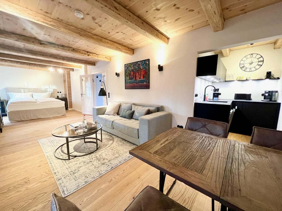 Bed, Kitchen or kitchenette, Living room, Photo of the whole room, Seating area, Bedroom