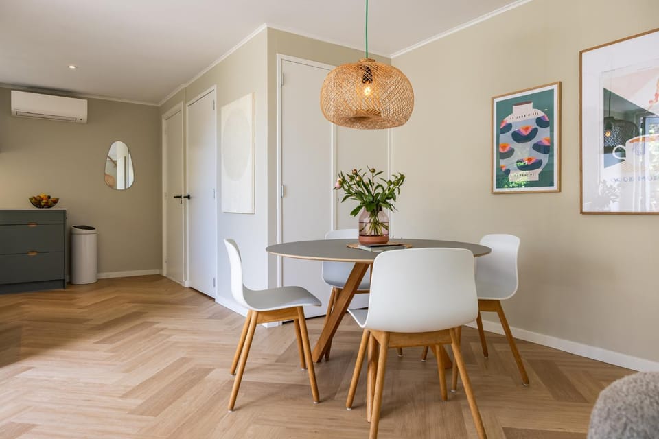 Dining area, Food