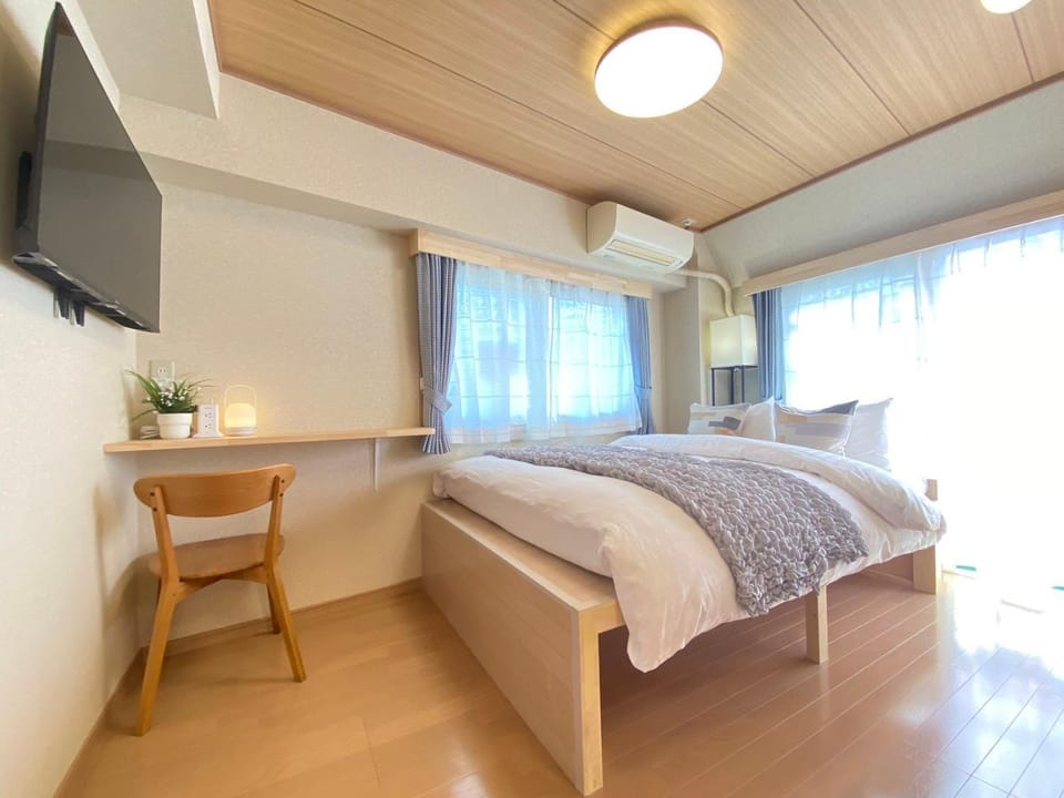 Bed, TV and multimedia, Photo of the whole room, Bedroom