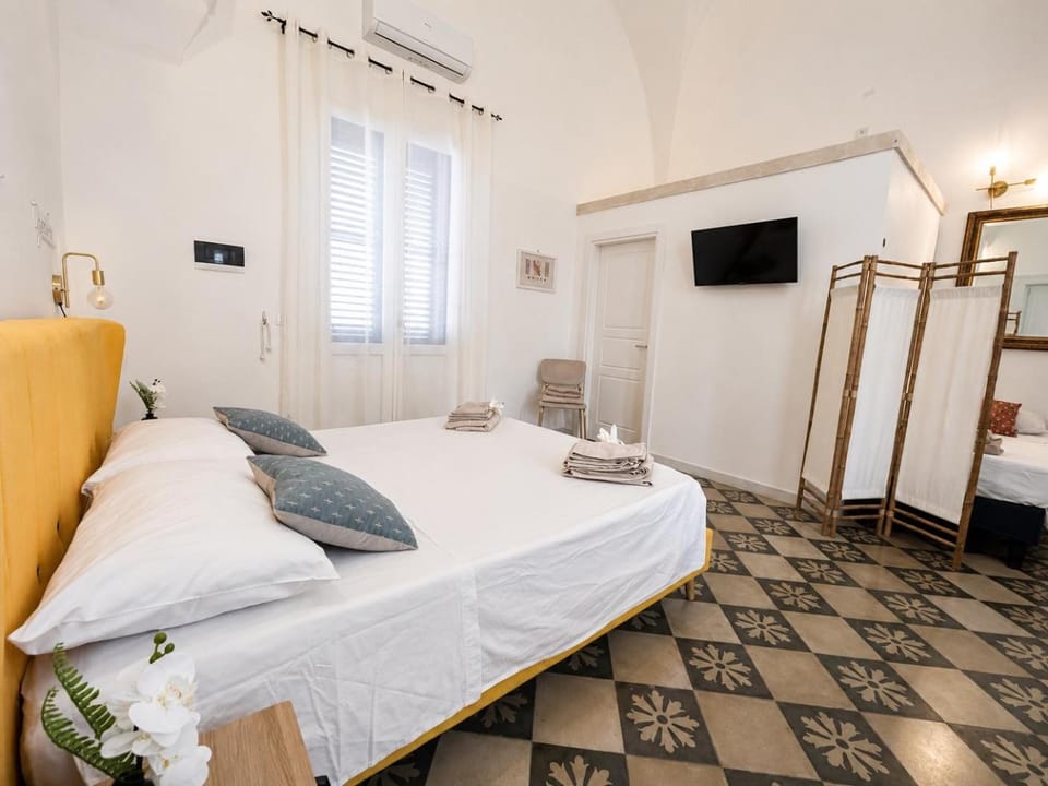 Bed, TV and multimedia, Photo of the whole room, Evening entertainment, Bedroom, towels, air conditioner