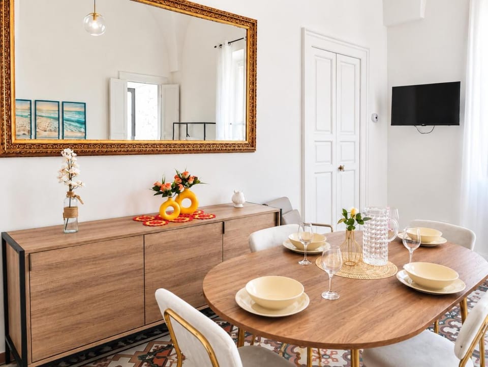 TV and multimedia, Living room, Food and drinks, Seating area, Dining area, Food