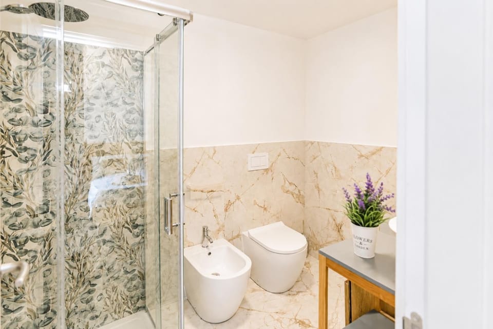 Shower, Toilet, Bathroom, bidet, towels
