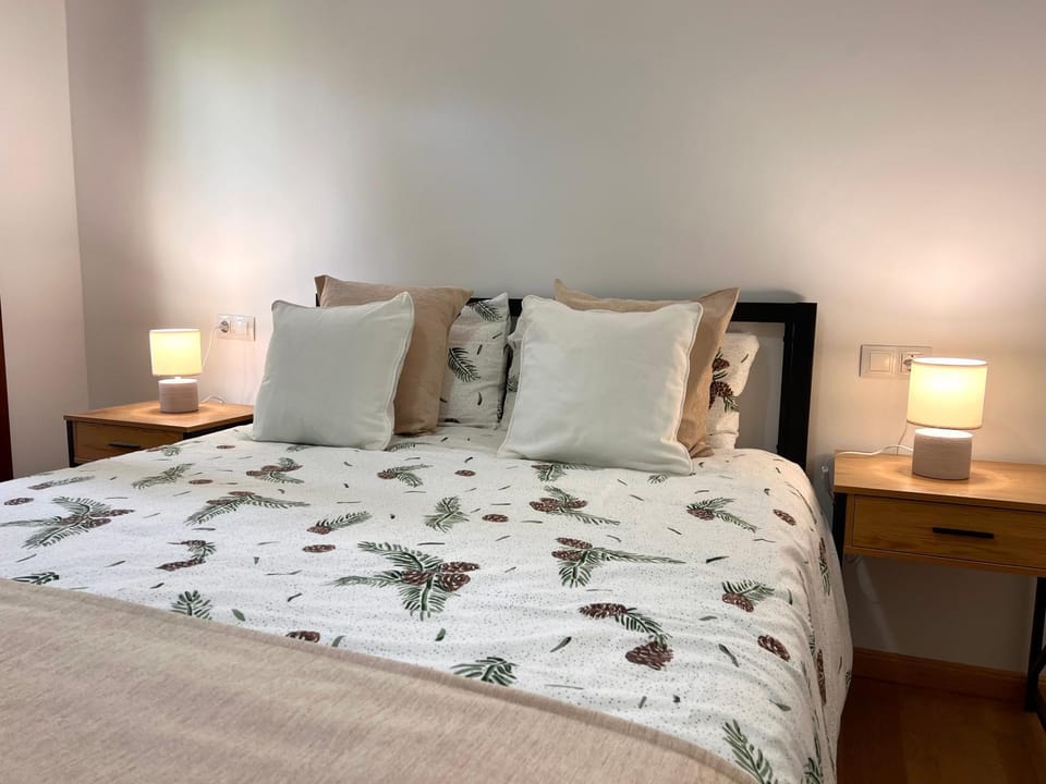Bed, Photo of the whole room, Bedroom