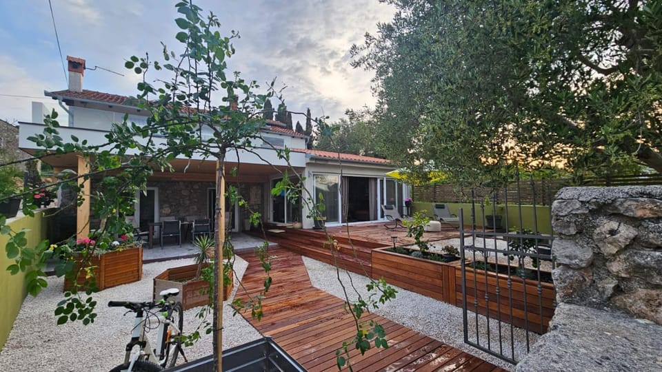 Property building, Patio, Spring, Day, Garden, Garden, Balcony/Terrace, Dining area, Garden view