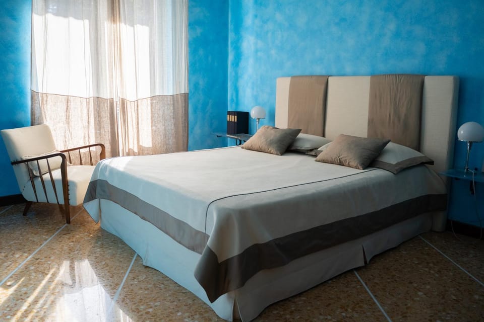 Bed, Photo of the whole room