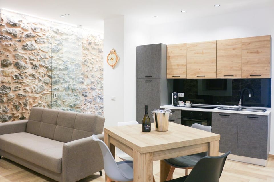 Coffee/tea facilities, Kitchen or kitchenette, Living room, Seating area, Dining area