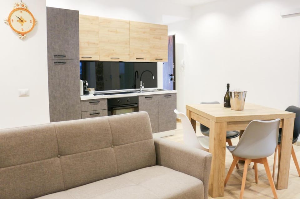 Coffee/tea facilities, Kitchen or kitchenette, Living room, Seating area, Dining area