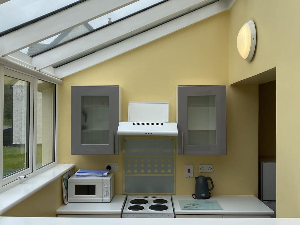 Coffee/tea facilities, Kitchen or kitchenette, microwave, stove