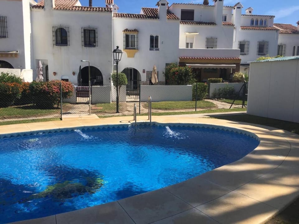 Property building, Day, Pool view, Swimming pool