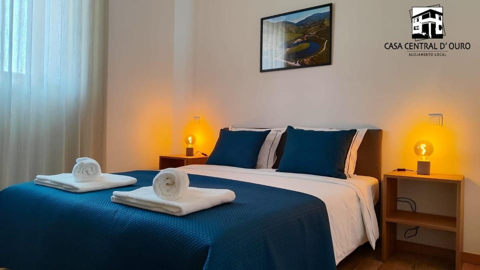 Bed, towels