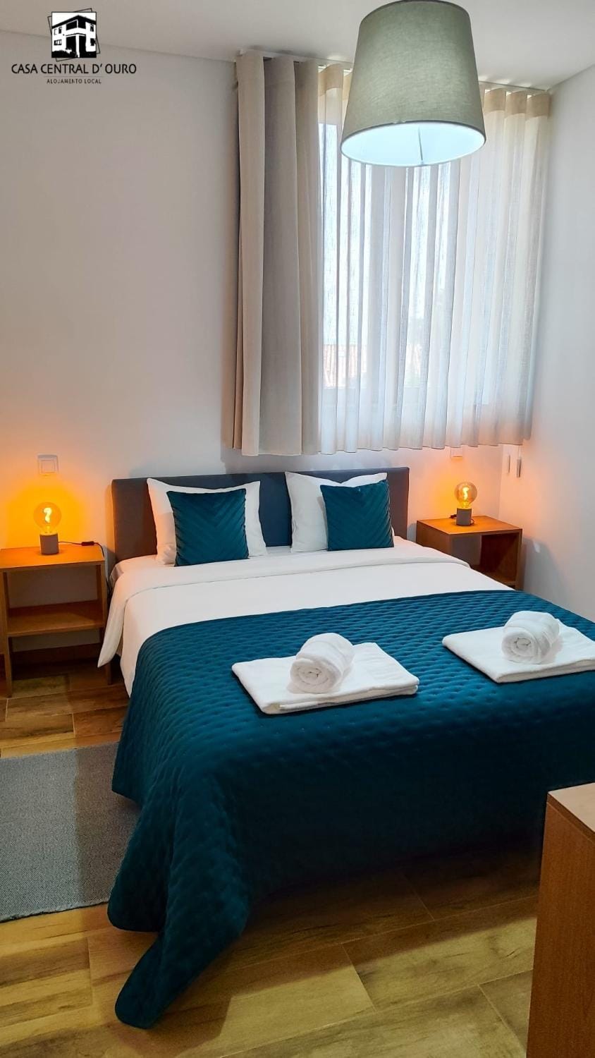 Bed, towels