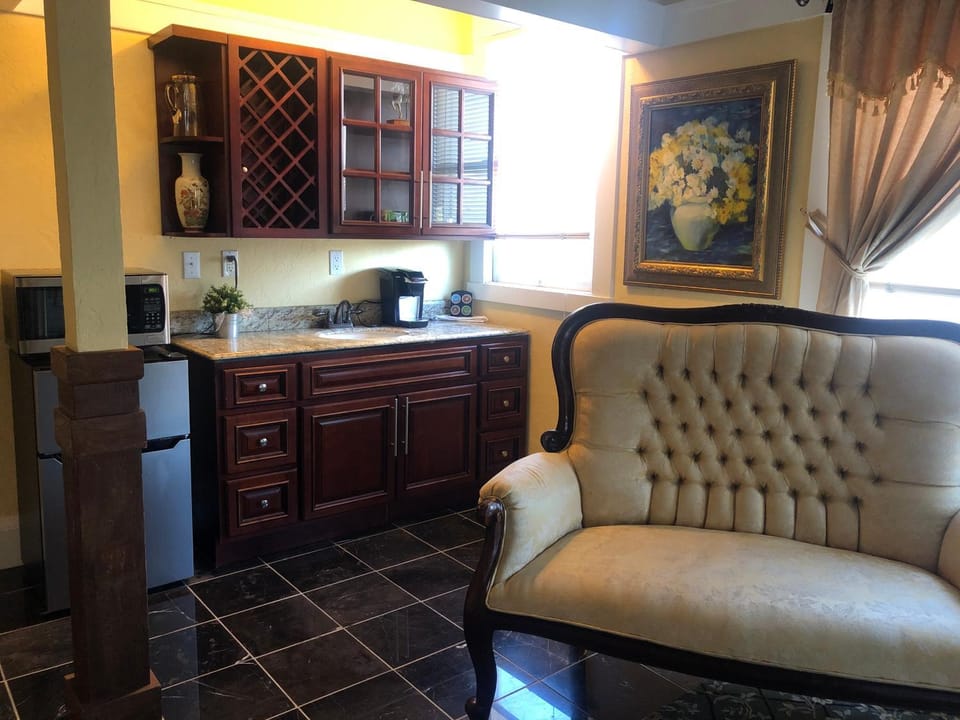 Kitchen or kitchenette, Seating area